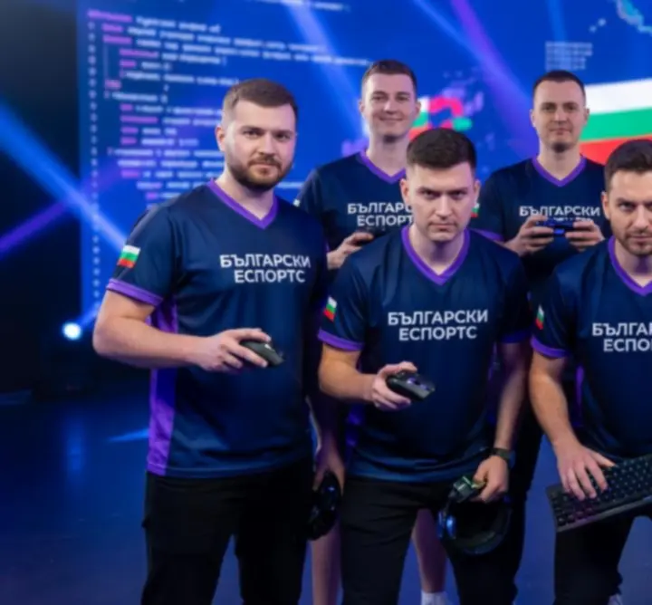 Български eспорт тим на сцена преди мач